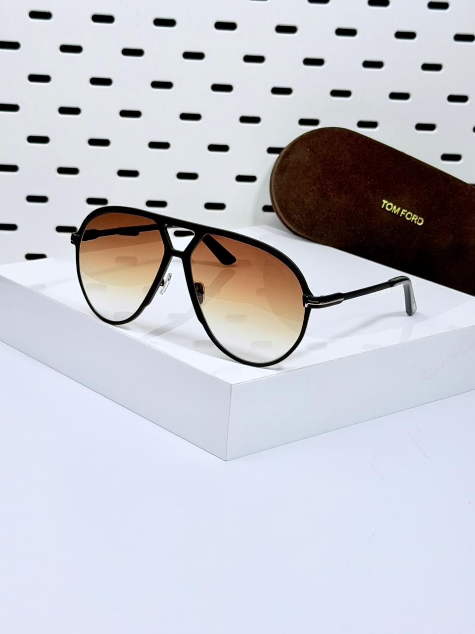 TOM FORD | T04