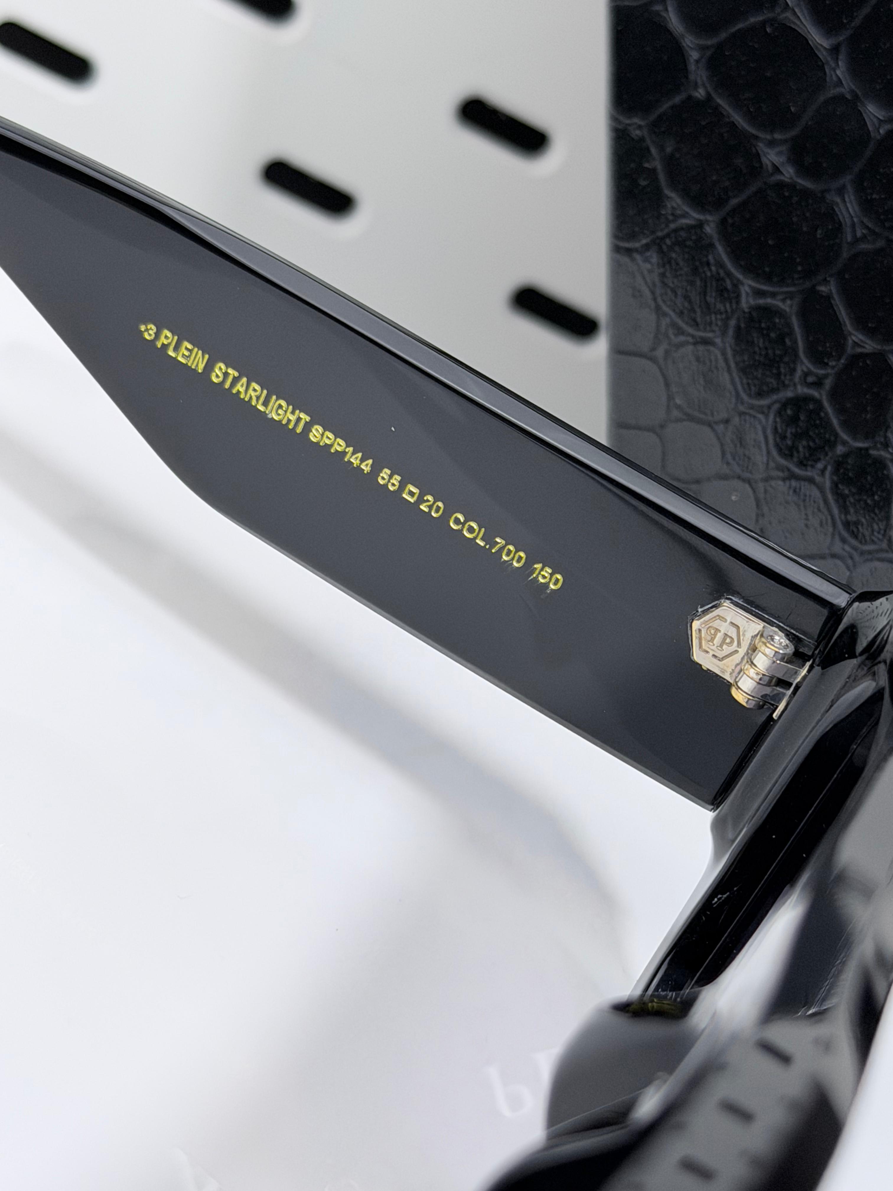 PHILIPP PLIEN | P008