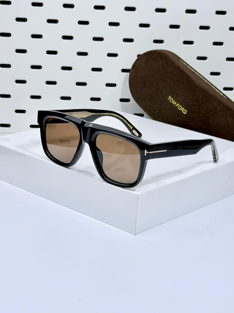 TOM FORD | T08