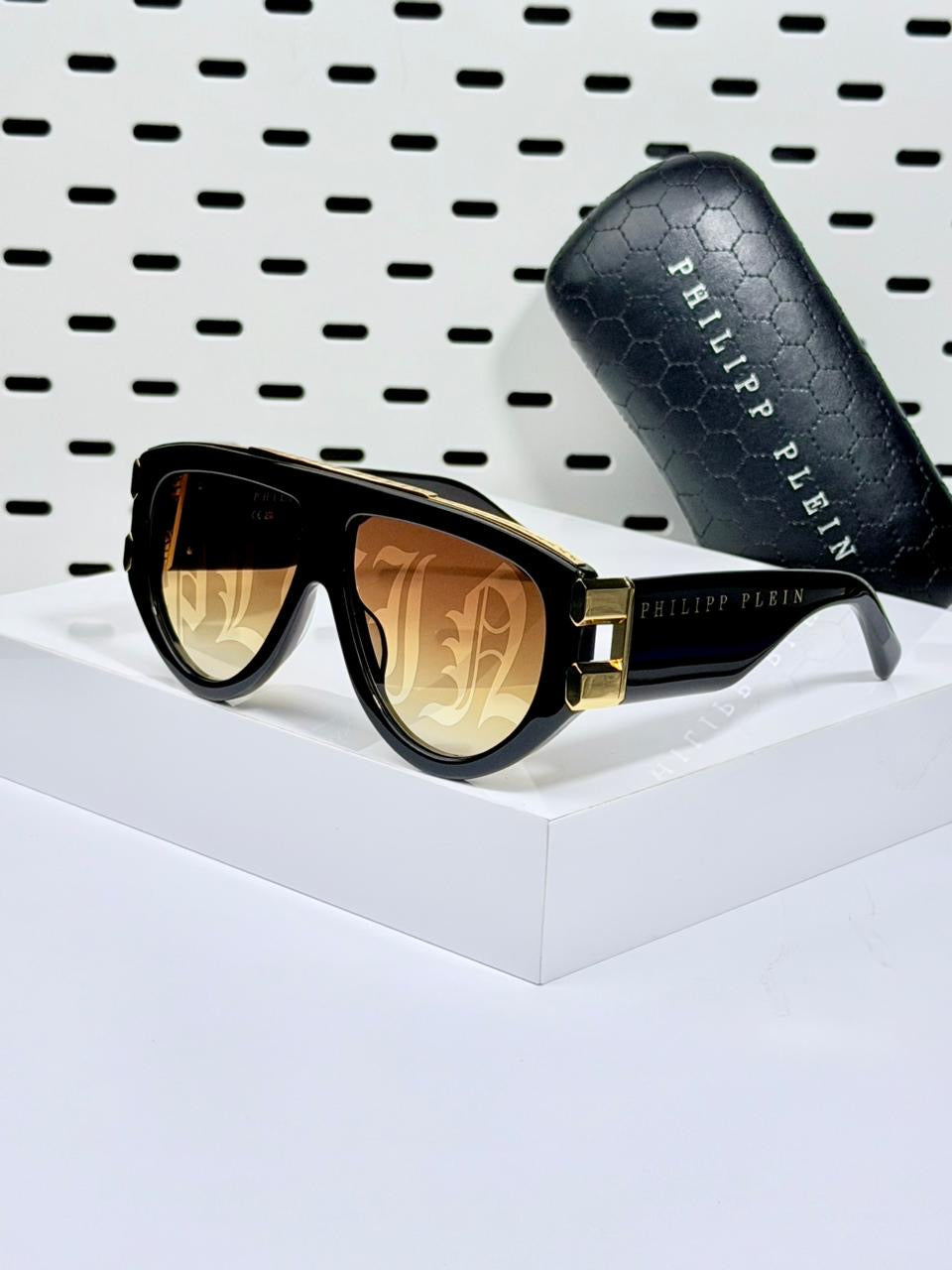 PHILIPP PLIEN | P005