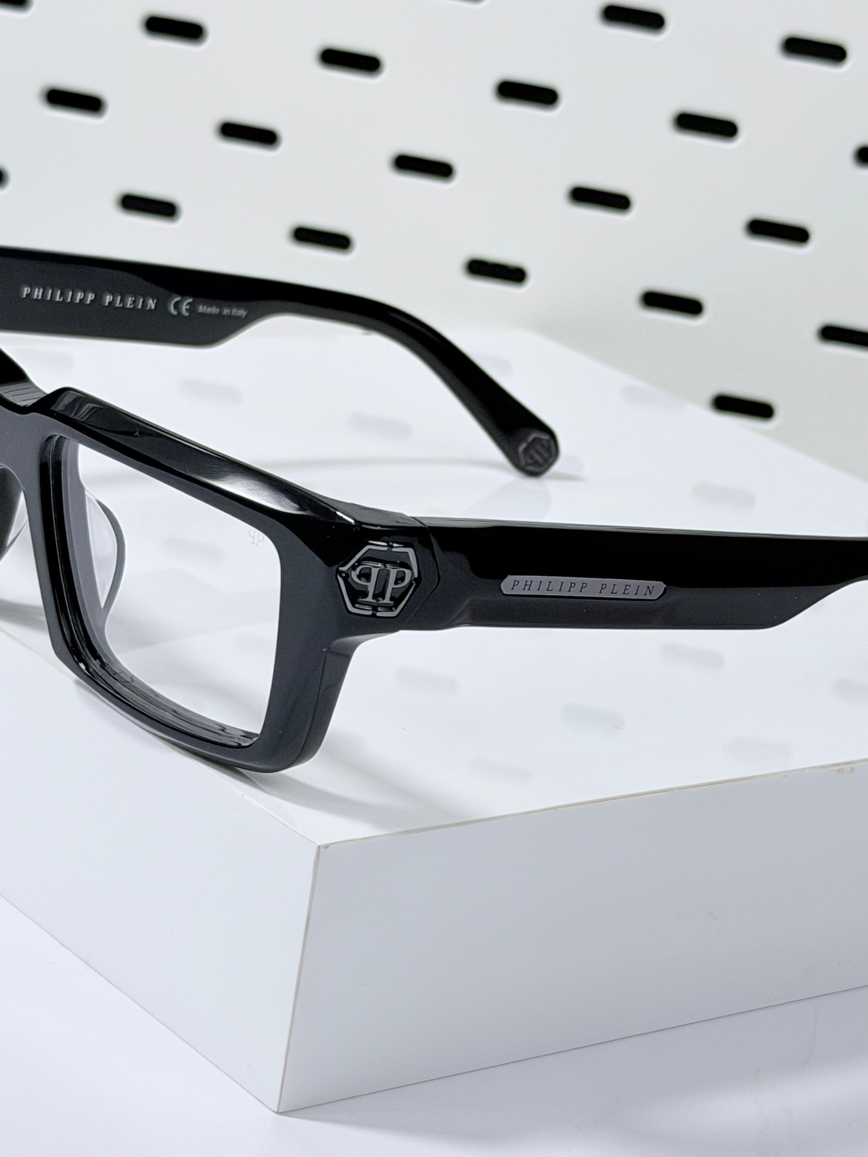 PHILIPP PLIEN | P014