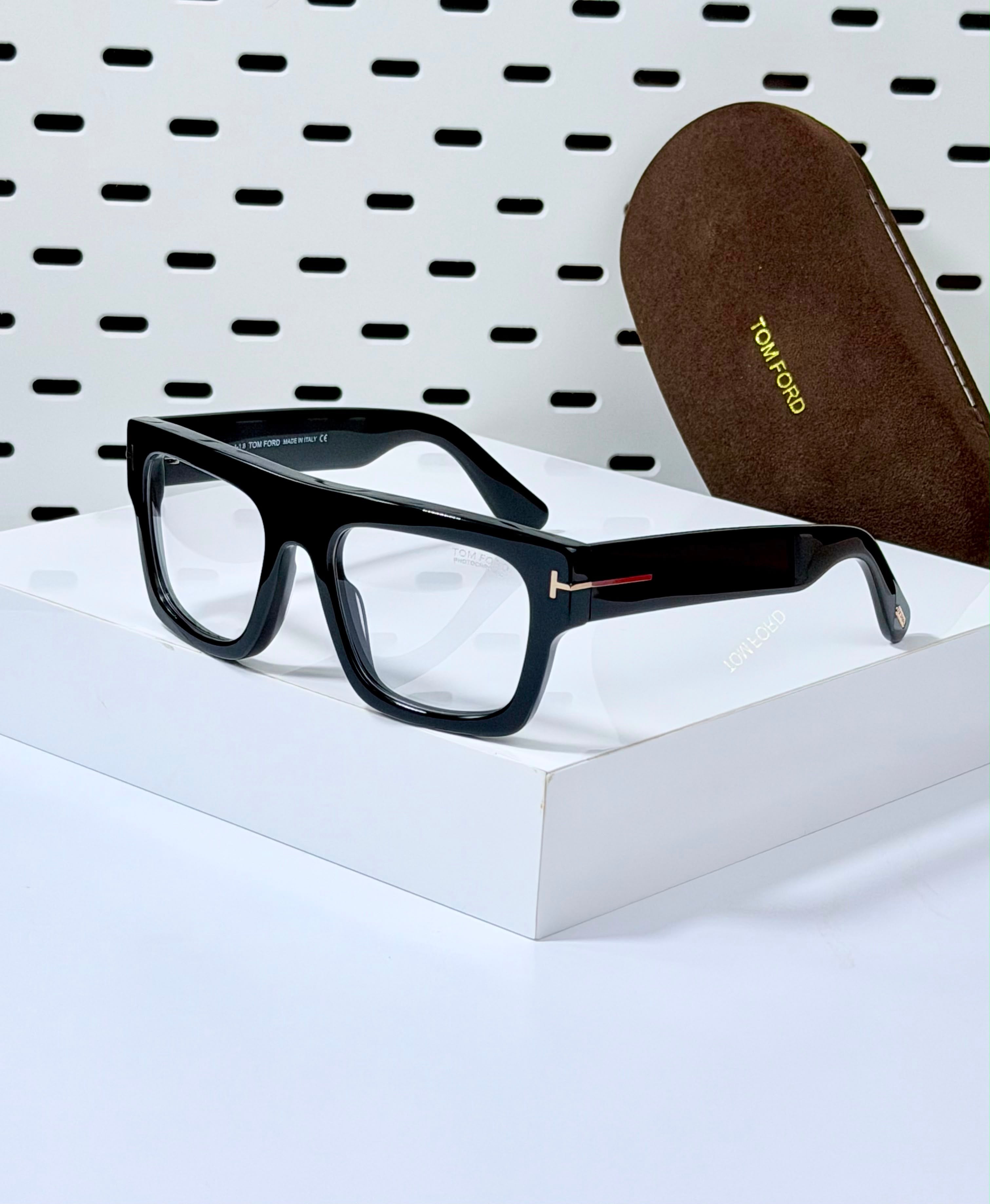TOM FORD | T010