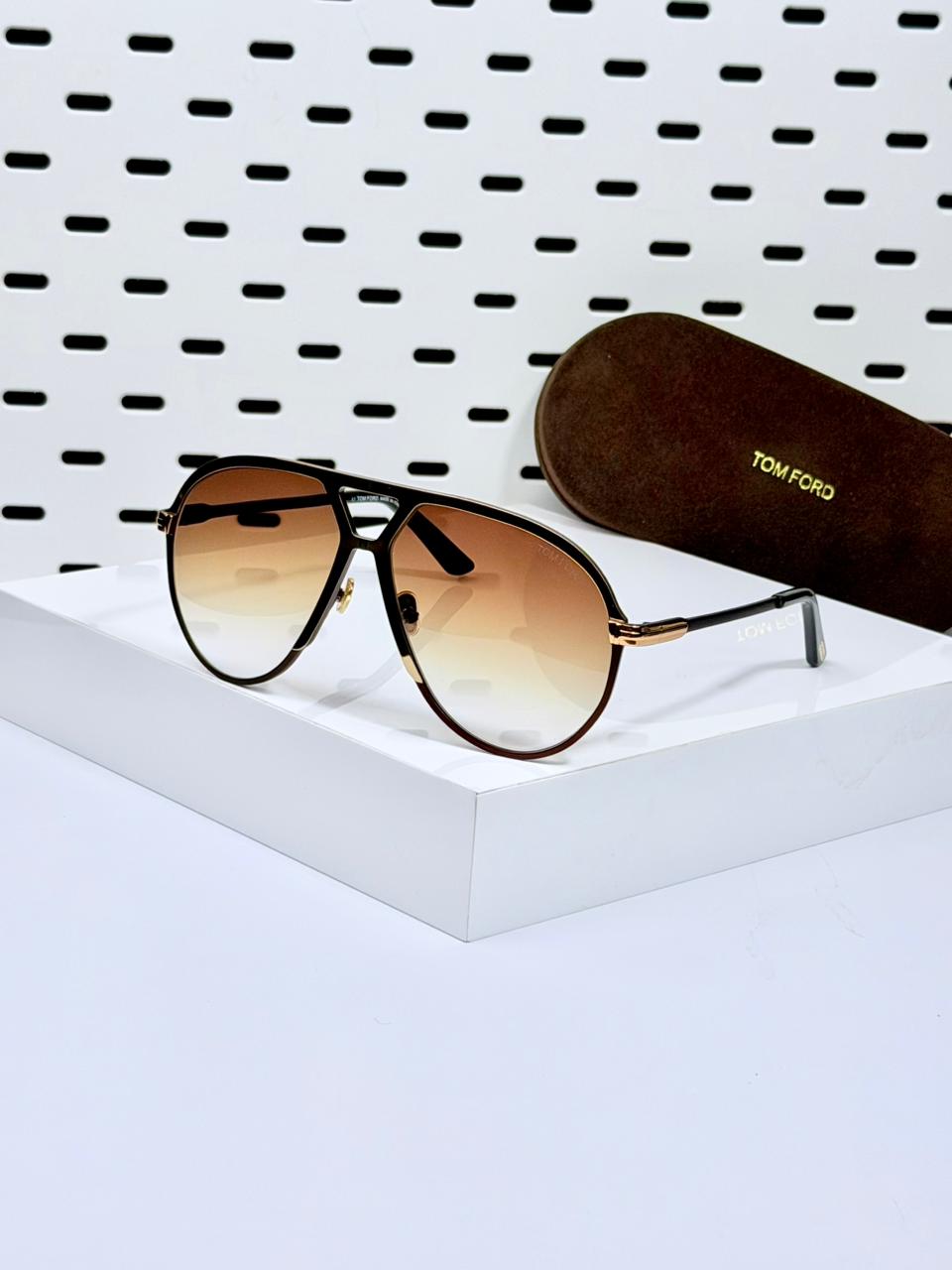 TOM FORD | T04