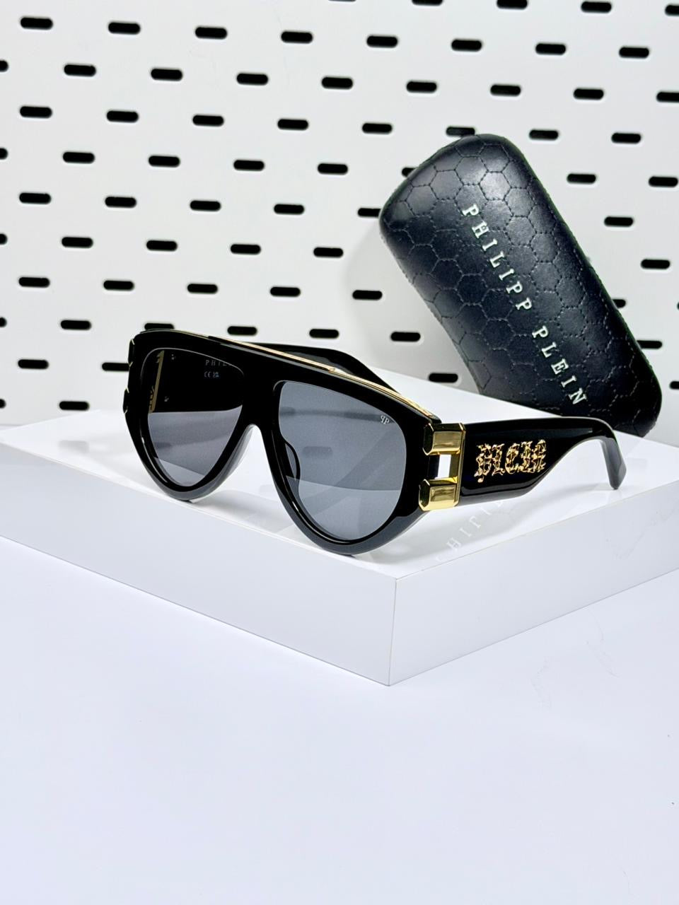 PHILIPP PLIEN | P005
