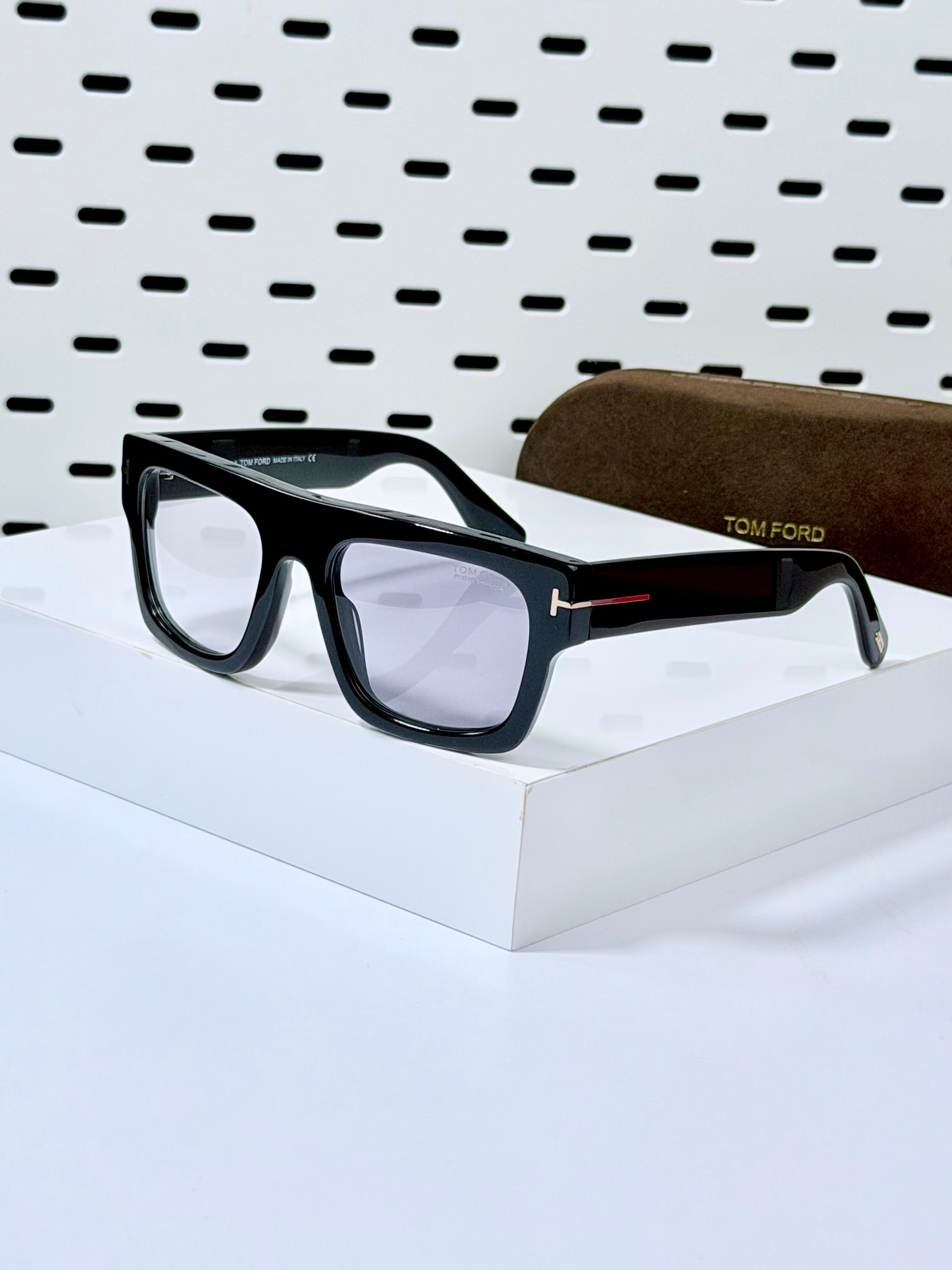 TOM FORD | T010