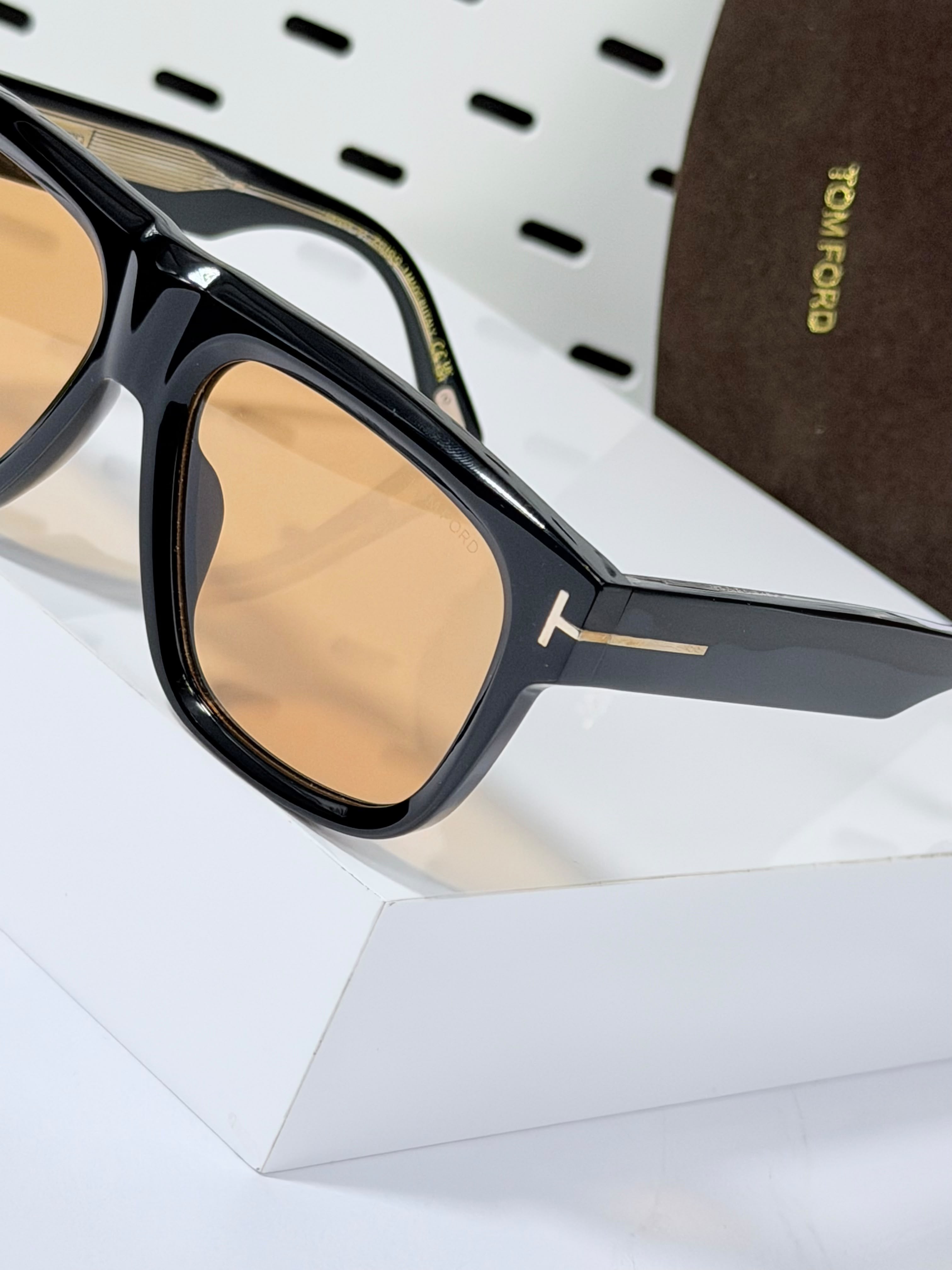 TOM FORD | T08