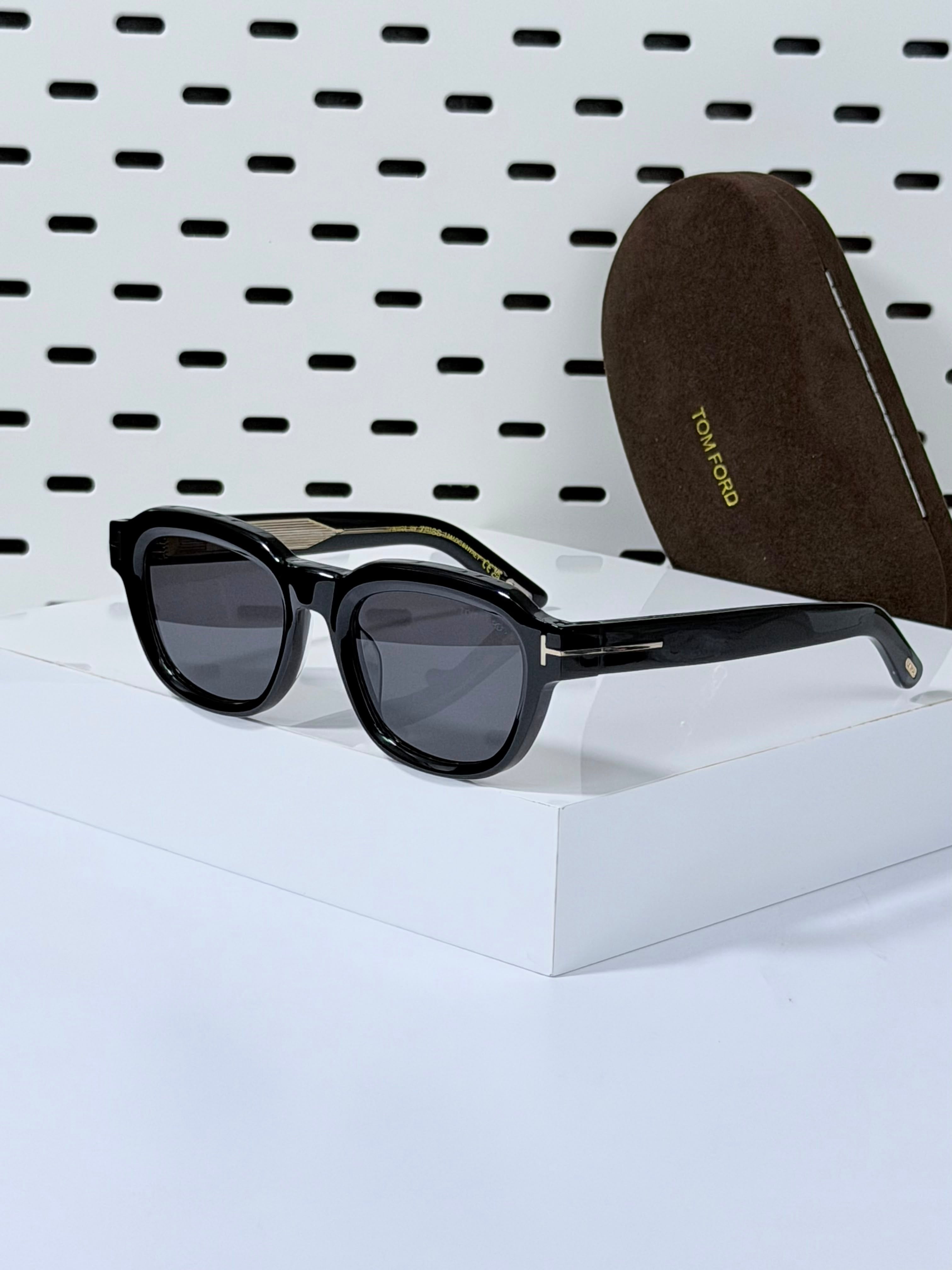 TOM FORD | T011