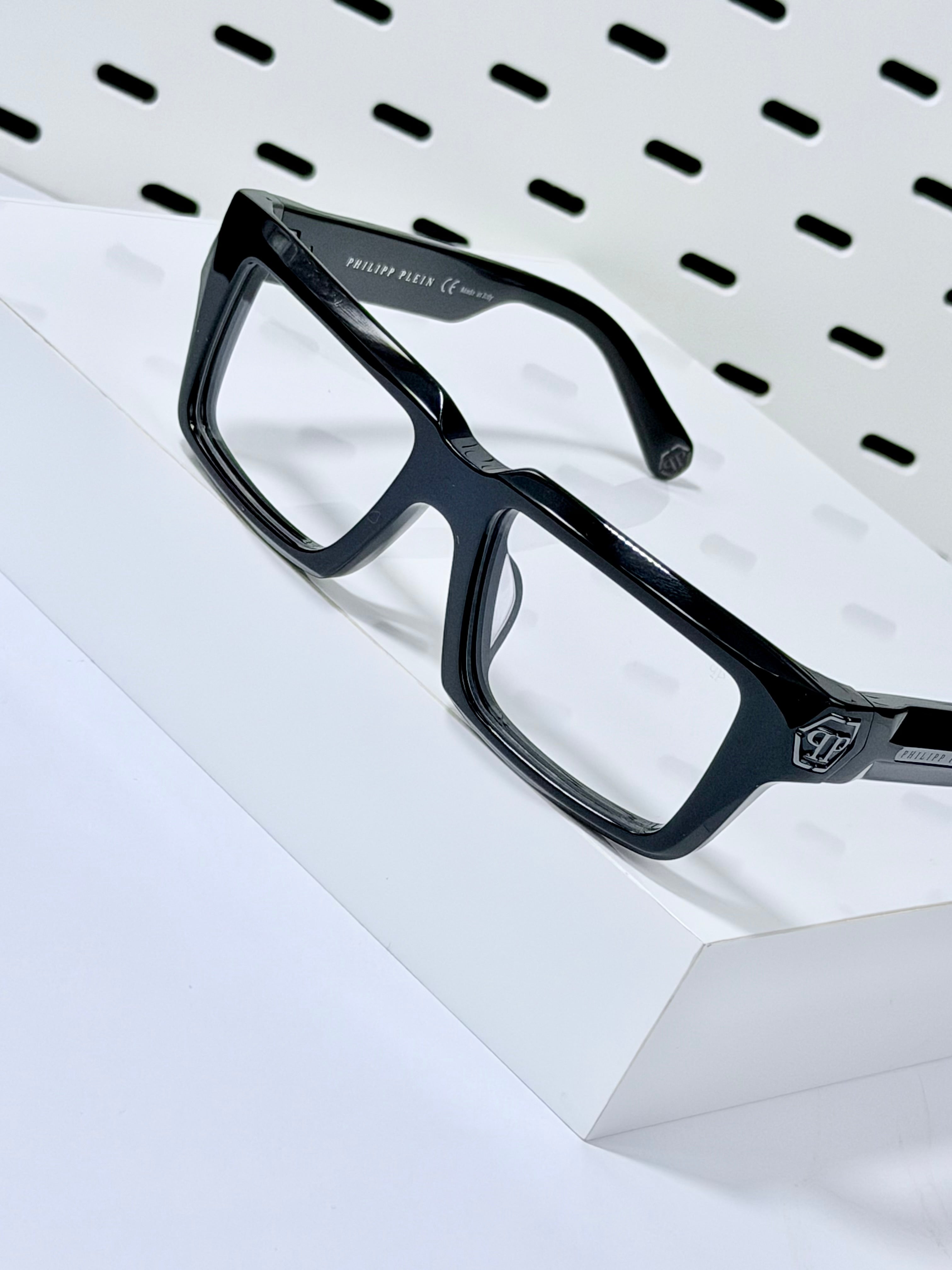 PHILIPP PLIEN | P014