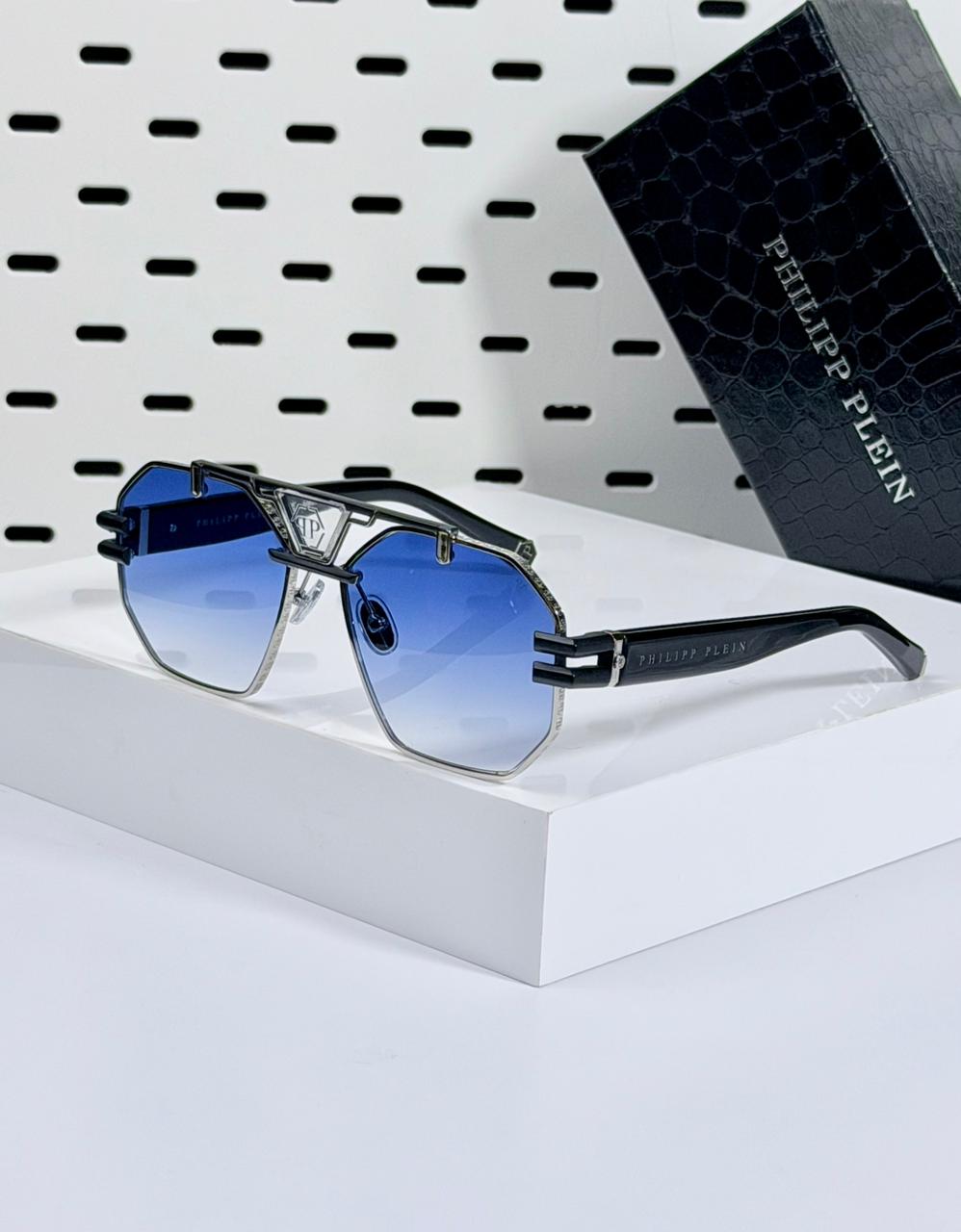 PHILIPP PLIEN | P001