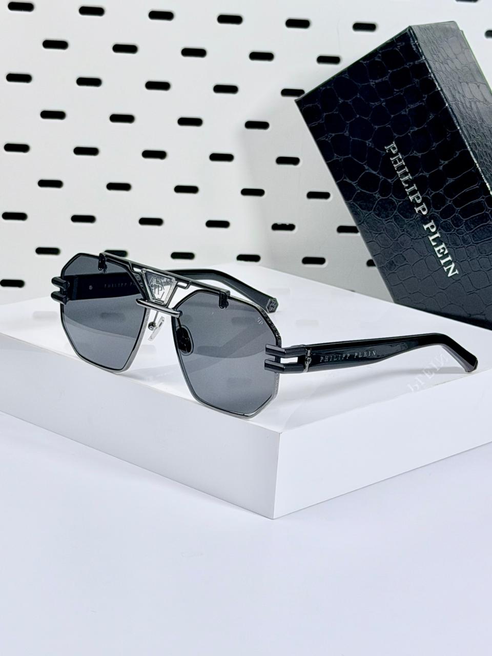 PHILIPP PLIEN | P001