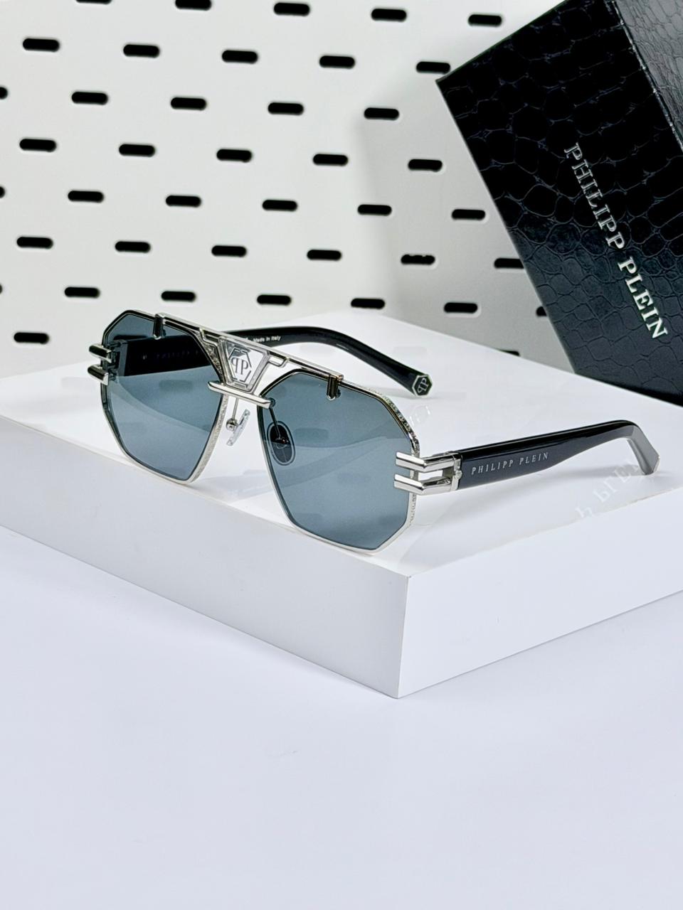 PHILIPP PLIEN | P001