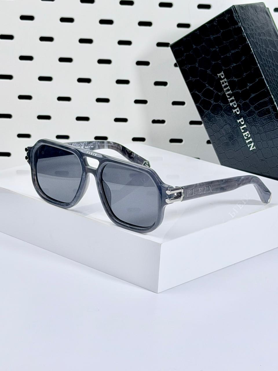 PHILIPP PLIEN | P003