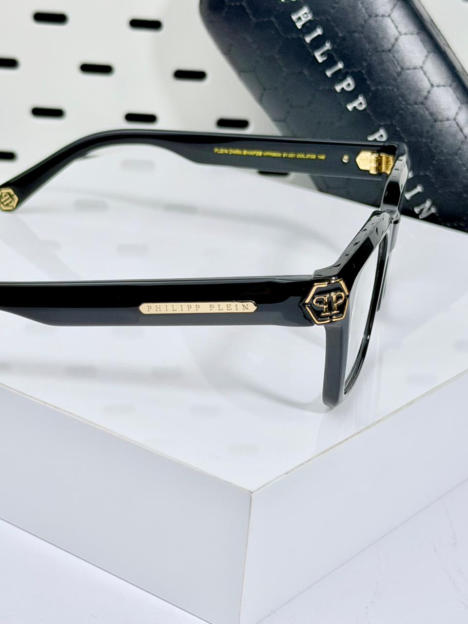 PHILIPP PLIEN | P011