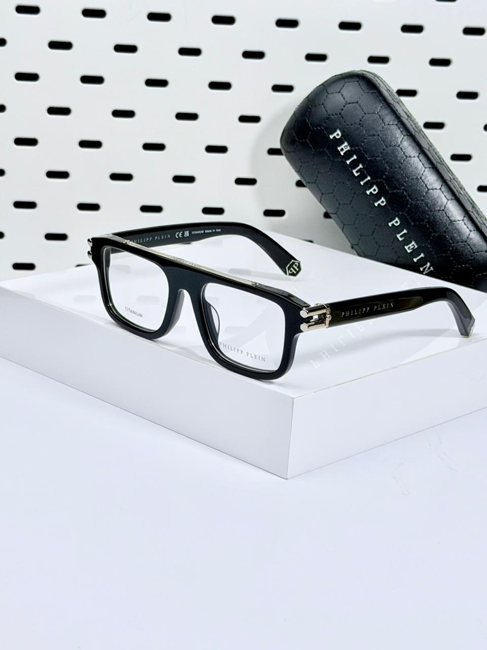 PHILIPP PLIEN | P012