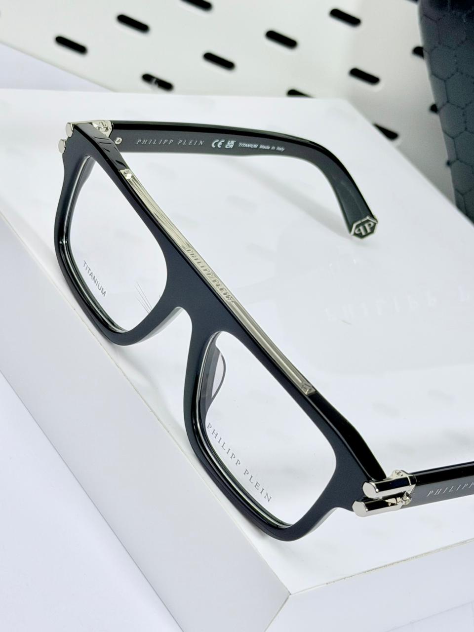 PHILIPP PLIEN | P012