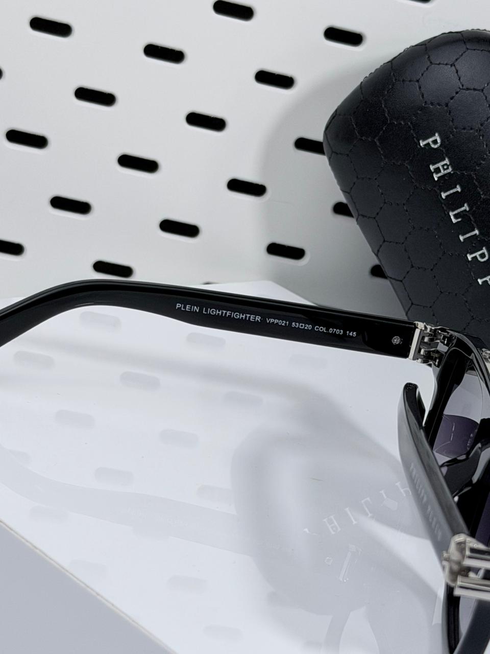PHILIPP PLIEN | P012