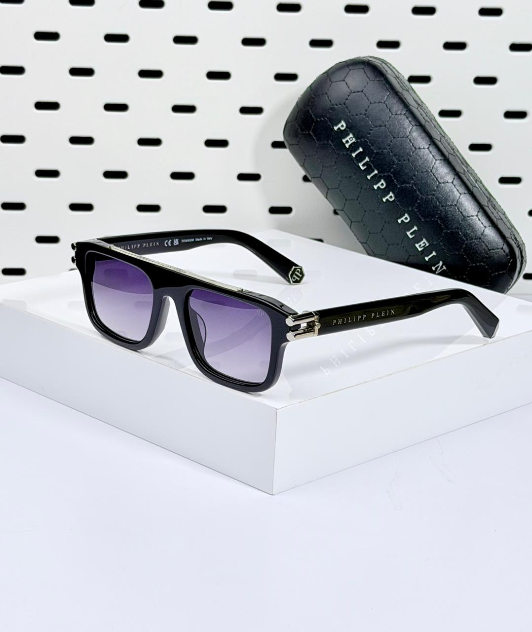 PHILIPP PLIEN | P012