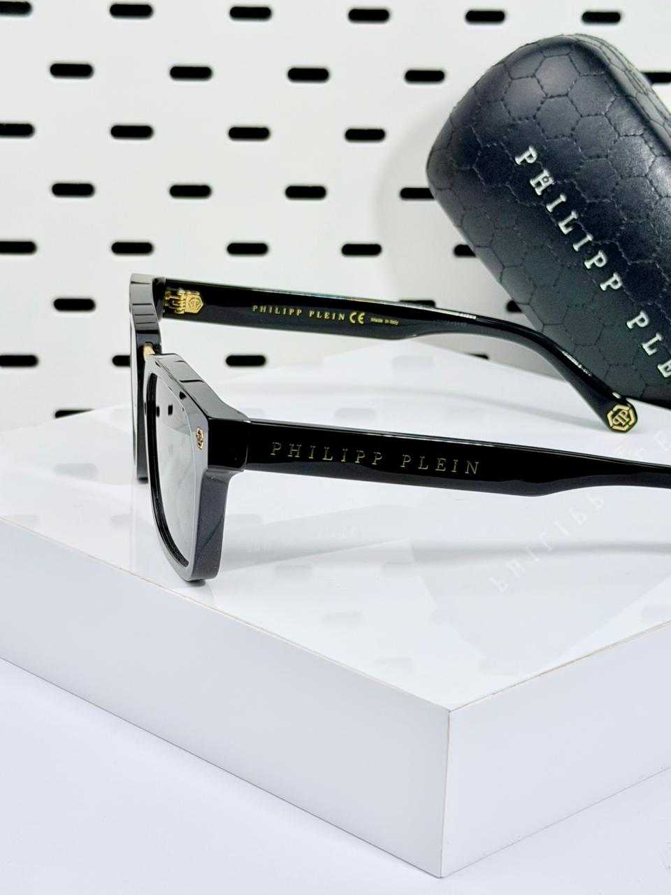 PHILIPP PLIEN | P013