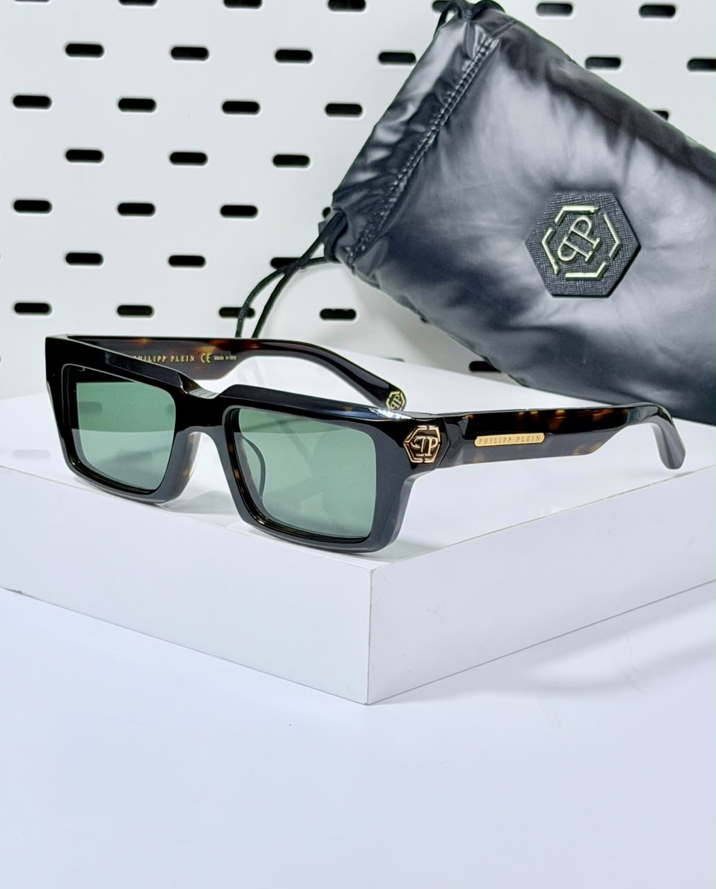 PHILIPP PLIEN | P015