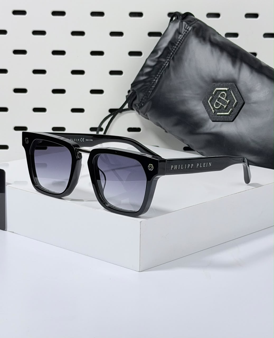 PHILIPP PLIEN | P016